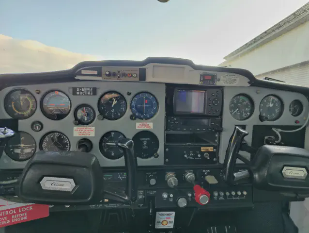 featured-cessna-172-cockpit.webp